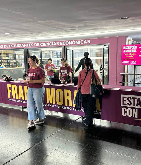 Centro de estudiantes en la entrada de la facu